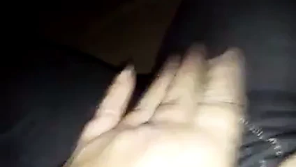 O kediyi pantolonunun içinden geçirmek ve ovmak