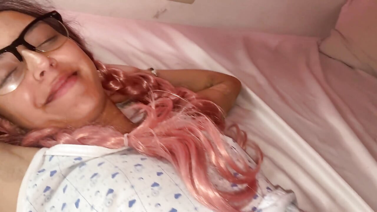 Çirkin dady'mle odayı paylaşıyorum, lordum beni iyi sikiyor ve tüm sütümü alıyor