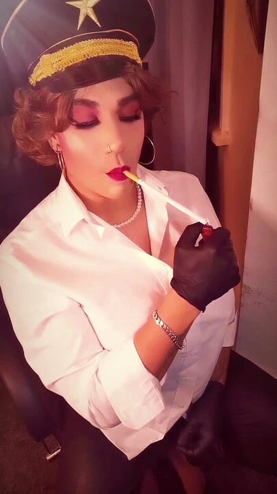 Bayan Dangle 2 kat fazla uzun sigara içiyor