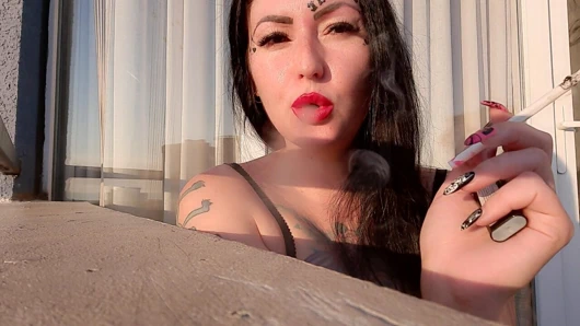 Dominatrix nika'dan seksi sigara. metresi sigara içmeyi ve sigara dumanını yüzüne üflemeyi seviyor