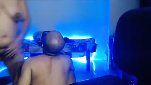 Hintli seksi çiftin eğlenceli göğüsleri sikişiyor