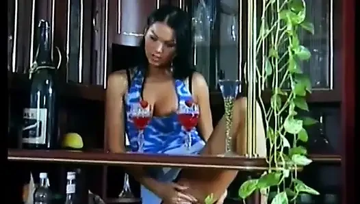Ateşli hatun kanepede domalarak sikiliyor