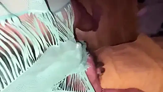 Üvey annenin oturmak için bir sandalyeye ihtiyacı var! Şu mükemmel sandalyeye bak! Tatlı oğlanlarımı yüzüyle buluyorum ve tam üstüne oturuyorum