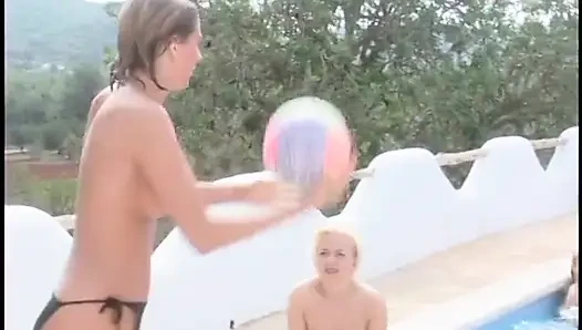 Yüzme havuzunda ateşli orta yaşlı seksi kadınlar