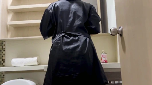 Ev hanımı celeste alba evine giren maskeli tarafından sikiliyor