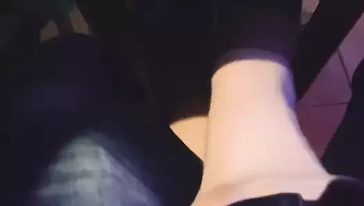 Hak edilmiş bir tatildeydim ve kölemi masanın altında ayaklarımla azdırıyorum