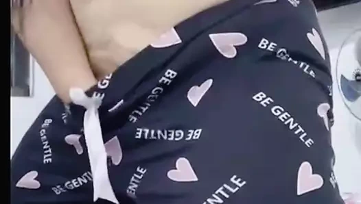 PIJAMALı BÜYÜK GÖTLÜ MEKSIKALı PANTOLONUNU VE KÜLOTUNU INDIRIYOR VE TÜM ŞIŞMAN GÖTÜNÜ GÖSTERIYOR VE GÖTÜNÜ AÇıYOR ZENGIN GÖĞÜSLERINI GÖSTERIYOR