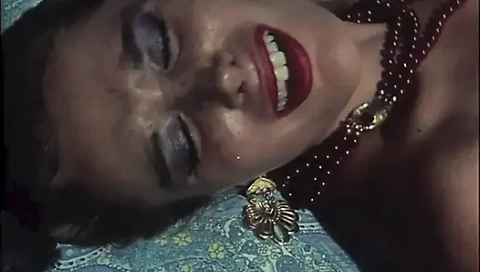 Havuzda Olanlar Ve Merdivenlerde Olanlar Var