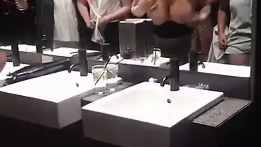 Chloe kızlar tuvaletinde göğüsleri ile oynuyor