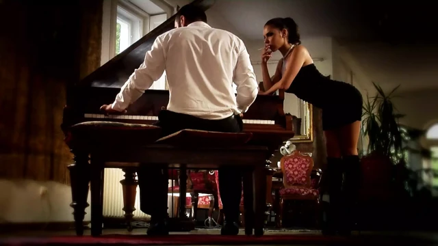 Ateşli ve seksi esmer iyi bir sikiş için büyük yaraklı adamı baştan çıkarıyor