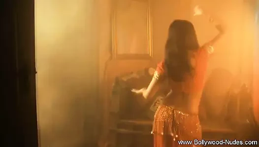 Asyalı baştan çıkarıcı esmer güzellik