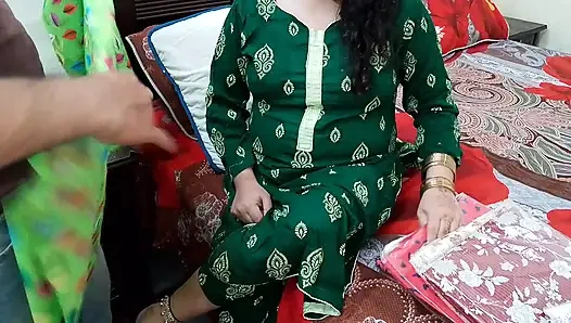 Hintli baldız seksi vücudunu göstererek bedava kıyafet alıyor