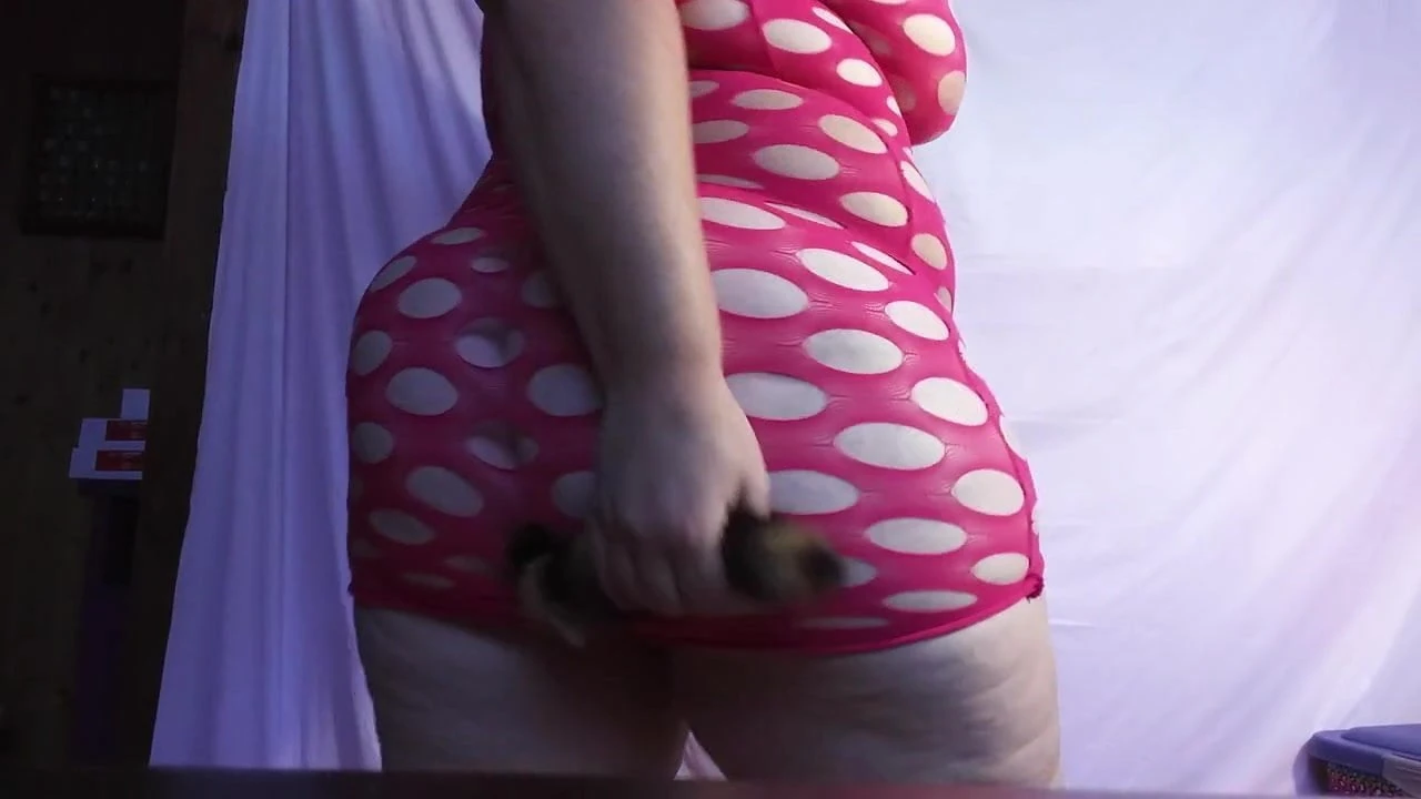 BBW plays with anal plug with tail