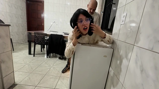 Sekreter götüne tokat atarak ve dölleme ile anal penetrasyonla şaşırıyor.