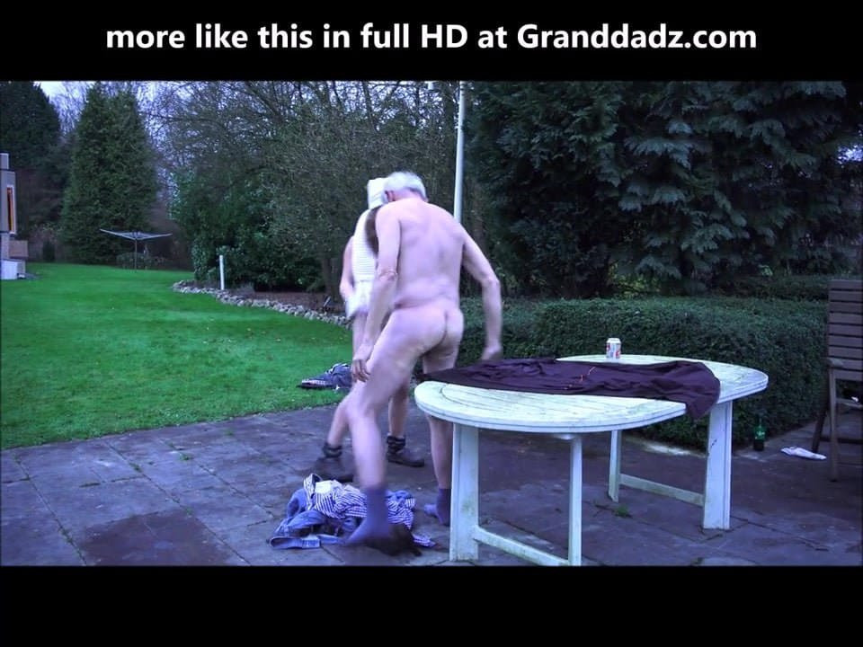 Granddadz.com genç 70 yaşındaki bir adama lanet