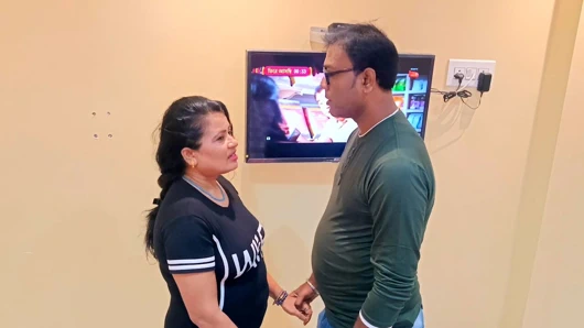 Kablo hattı sabitlendiğinde kablo işletmecisi ateşli sıkı amcıklı yengeyle sert seks yapıyor