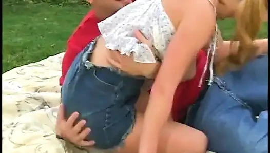 Парень с короткой стрижкой проникает в сочную блондинку Peacherino на лужайке