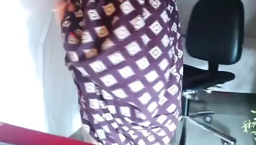 Ateşli amcık parmaklayan göğüslerini sutyenle gösteriyor.