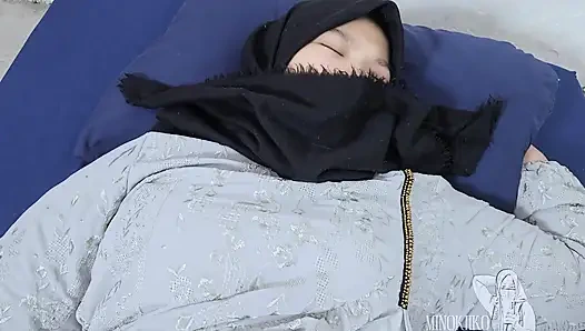 Asyalı tesettürlü kız kardeş ona büyük yapay penisin tadını nasıl çıkarmasını öğretmesini istiyor - minokiiko