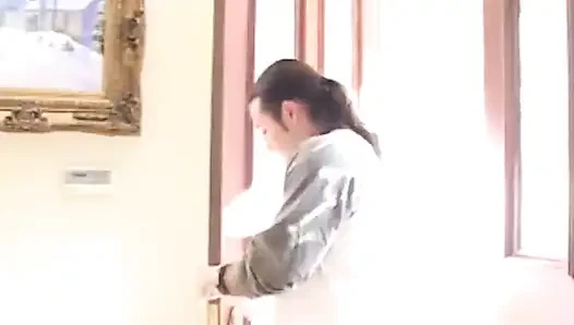 Jamie elle dövmeleriyle kanepede sikişiyor