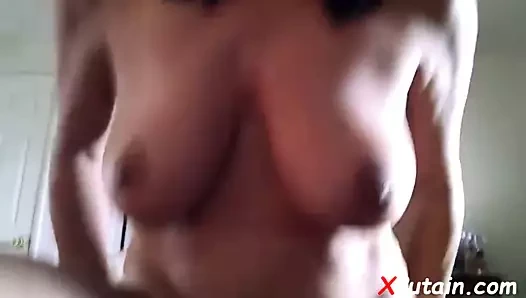 Femme aux seins veut baiser