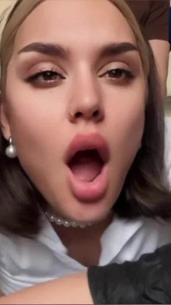 Эмоциональный момент из "Сексуальная студентка играет роль возбужденной горничной, используя приложение для знакомства"