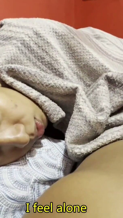 Ateşli üvey anne ve üvey oğlu yatağı paylaşır ve seks yapar. onu kedi içine cums. ingilizce altyazı | Klip 1
