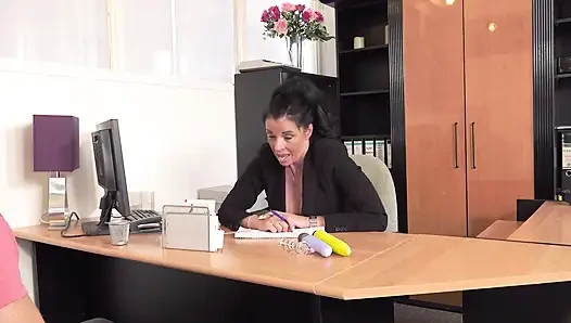 Gözlüklü Ofis Sürtüğü Masada Sert Sikiliyor