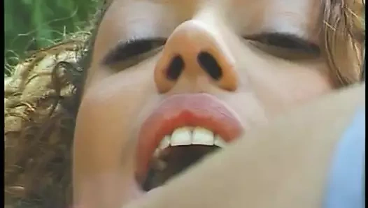 Sarışın zenci hatunun sıkı amını arka bahçede büyük bir mutant yarakla açıyor