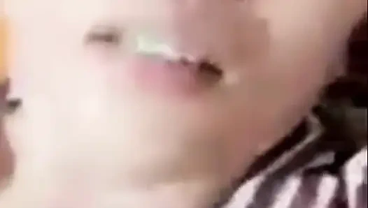 Üvey kız sanjay inleyerek mastürbasyon yapıyor