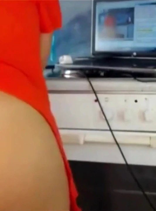 Baştan çıkarıcı sallama: Sexydea'nın müstehcen twerk gösterisini izleyin!
