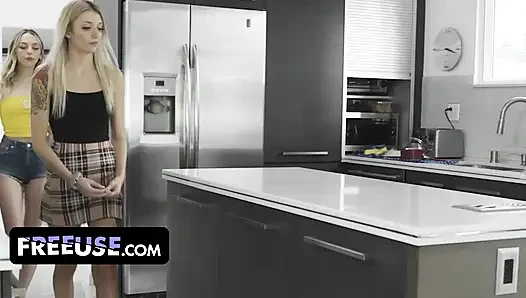 Minyon sarışın Lindsey Lane ve Lily Larimar sert