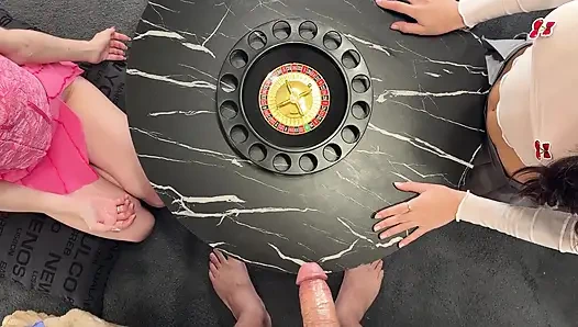 İki kız bir adam Noel 31 çektirme meydan okuması ev partisi eğlence ve boşalma öncesi yağlı döl