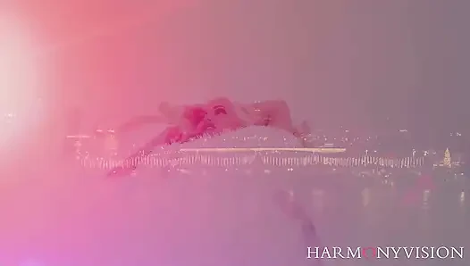 Seksi iç çamaşırlı fetiş lezbiyenler tutkuyla 69 ve birbirlerini oynuyorlar.