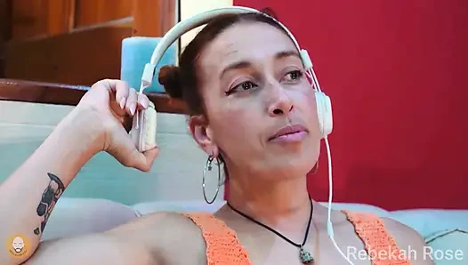 Karım televizyon izlerken kız kardeşini merdivenlerden takip ediyor.