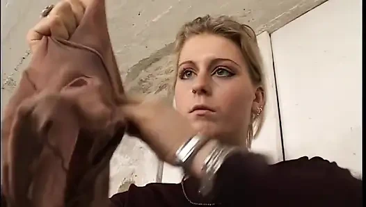 Sarışın bebeğin vahşi çamaşır odasında elle muamele ve orgazm