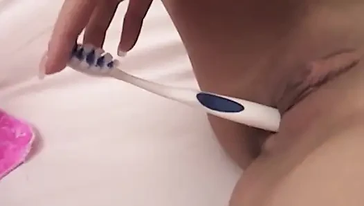 Bebek gibi kız pembe iç çamaşırlı diş fırçasıyla amını azdırıyor