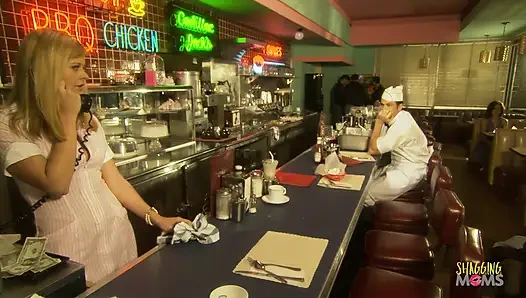 Sarışın saçlı hatun restoranda amını parçalatıyor