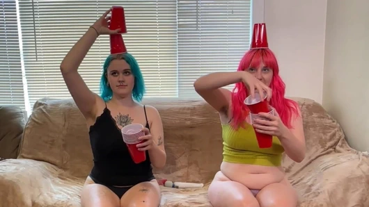 Bea ve Lizzy'nin yer aldığı A Head Stack Cups striptiz oyunu