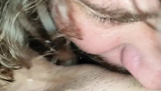 Yalama, emme, sevişme. Beni o kadar güzel boşaltıyor ki içime fışkırmasına izin vermek zorunda kalıyorum. Creampie