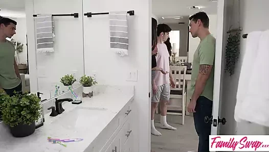 "Diş fırçamı amına sokmayı bırak!" Orta yaşlı seksi kadın Katrina Colt değiş tokuş yapılan kızı Tatiana'ya sakso çekiyor - s6:e10