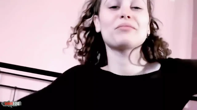 Tina: sevimli tina yatağında mastürbasyon yapıyor