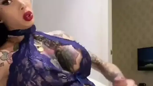 Tombul seksi dövmeli travesti vuruşları ve boşalma