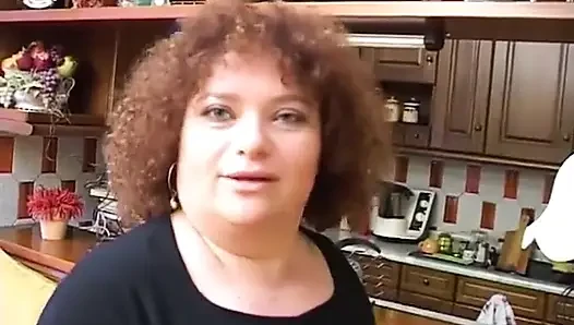 İtalyan iri güzel kadın şişman ve kıllı amında büyük bir yapay penisin tadını çıkarıyor