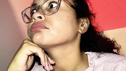 Halka açık banyoda gazlı kız onu tutmaya çalışıyor ama yüksek sesle osuruyor