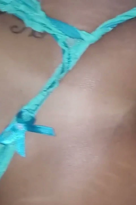 Poposunu açtı, çok açık ve lezzetli bir delik açtı