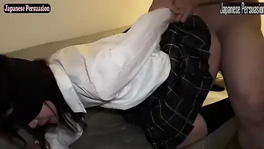 Sevimli gülümseyen amatör, kontrolün ötesine hızla tırmanan riskli bir ilk karşılaşmaya çekiliyor 1.