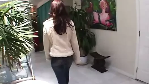 Ateşli esmer aynı anda iki sert sikle baş edebilir