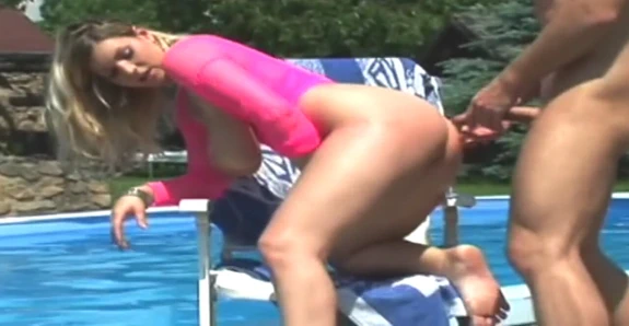 Yalınayak sarışın sikiliyor ve büyük memelere boşaltıyor