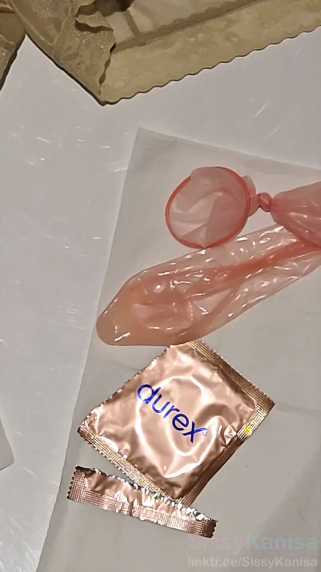 Kadın kılıklı kanisa umumi tuvalette göt deliğini boşaltıyor ve oynuyor